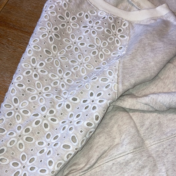 🛍️🛍️ 3 for $5. Adorable floral cutout sweatshirt - Picture 7 of 8